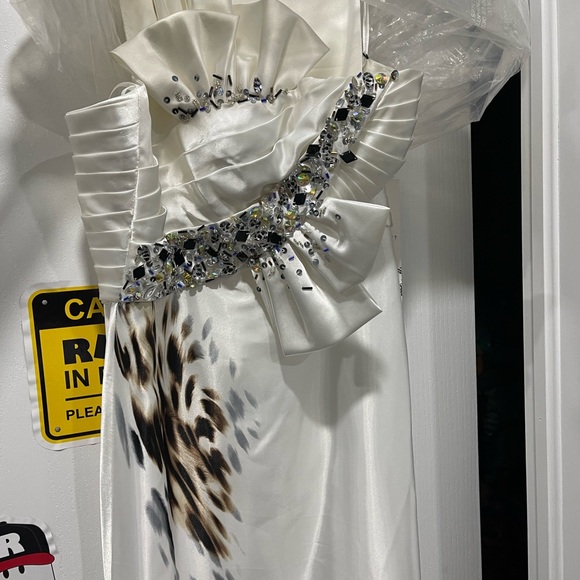 Elegant evening gown . - Picture 3 of 3